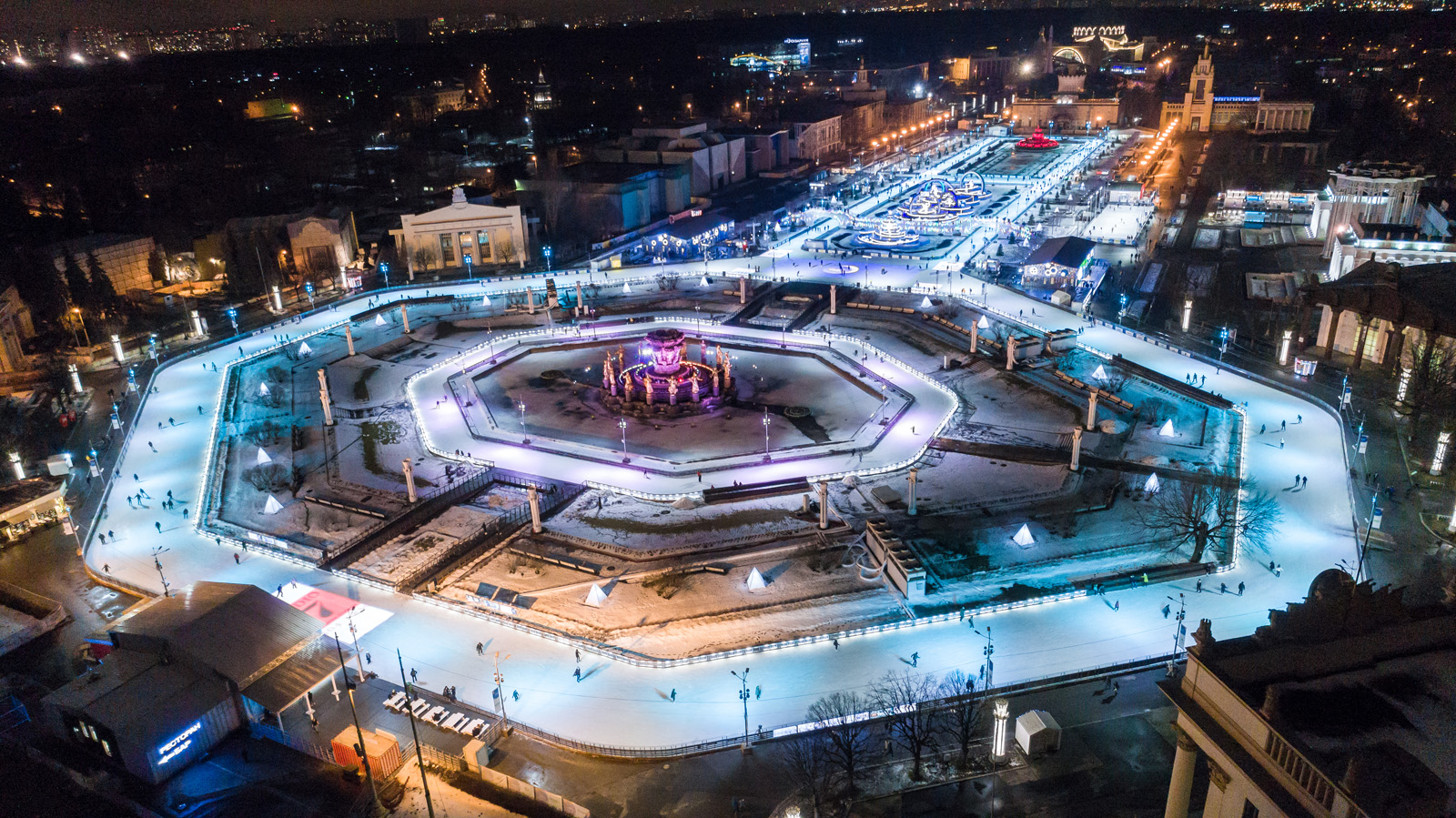 Москва куда сходить зимой. Каток ВДНХ, Москва. Каток ВДНХ. Каток на ВВЦ. Каток цветник на ВДНХ.