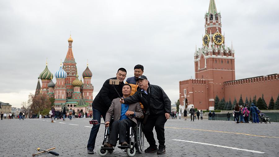 В москве 2 человека. Москва 2 чела.