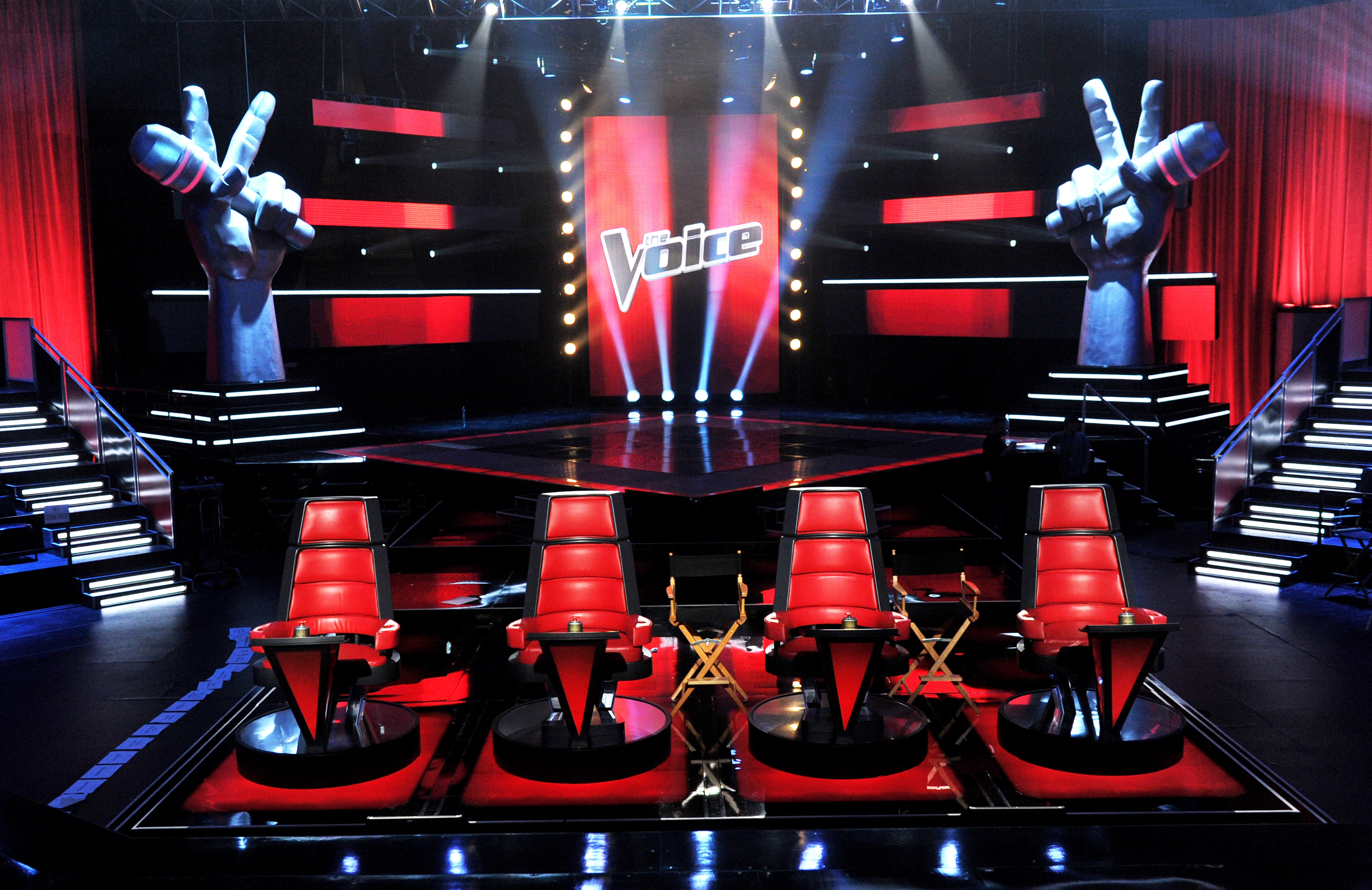 Голос бывает. Шоу голос Квин. Голос the Voice Russia. Сцена телешоу the Voice. The Voices.