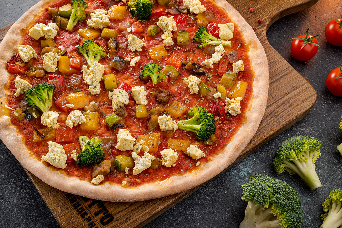 Начинка для постной пиццы. Постная пицца. Пицца овощная постная. Пицца с овощами. Пицца овощная с брокколи.