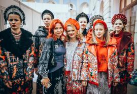 Душегрея пригласила гостей «Уникальной России» на «Масленицу» и «Вечорку»: Екатерина Копанова с дочкой открыли дефиле 