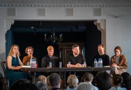 Режиссёр Егор Перегудов и исполнители главных ролей в спектакле «Каренина. Том второй» встретились со зрителями в рамках увлекательной и познавательной дискуссии «Застольный период»