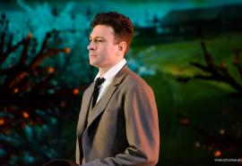 Антон Хабаров удостоен звания заслуженного артиста России. Рецензии на спектакли актёра в Московском Губернском театре