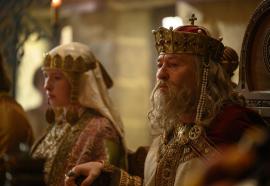 Сергей Безруков, Виктор Добронравов, Владимир Яглыч и другие актёры в историческом фильме «Королева Анна»