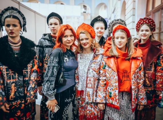 Душегрея пригласила гостей «Уникальной России» на «Масленицу» и «Вечорку»: Екатерина Копанова с дочкой открыли дефиле 