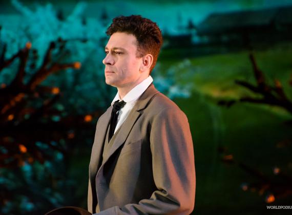 Антон Хабаров удостоен звания заслуженного артиста России. Рецензии на спектакли актёра в Московском Губернском театре