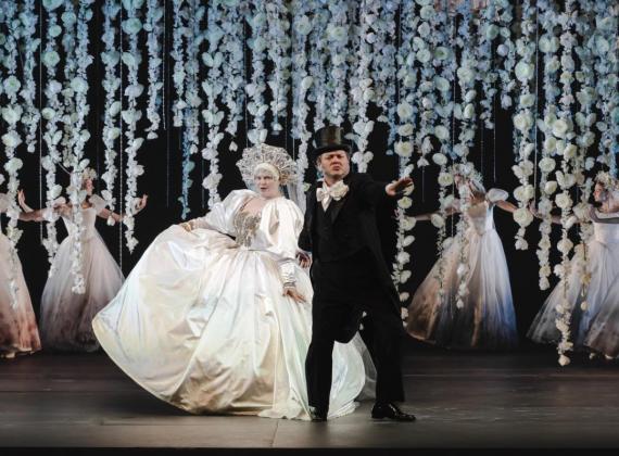 «В мире идеальном, где гармония реальна»: премьера искромётной комедии «Женитьба Бальзаминова» в постановке Сергея Газарова в театре «Современник»