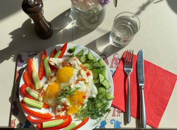 Завтрак, после которого не тянет на перекусы: 2 белковых идеи и маленькие лайфхаки от Ирины Безруковой