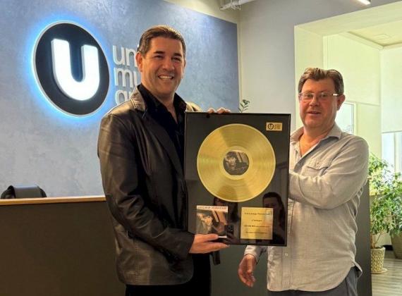 Компания UMG наградила Александра Ломинского золотым диском за сто миллионов прослушиваний на стриминговых платформах