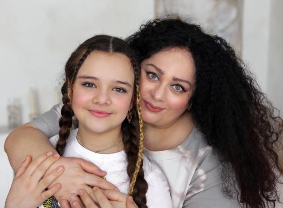 «Всё, что я пою, попадает прямо в сердечко»: 11-летняя Дари — о семейном счастье, первой неловкой тишине на сцене и проекте «Дневник семейного счастья»