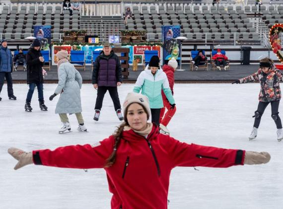 Зимний спорт на ВДНХ: зарядки на льду, тренировки и игры для взрослых и детей