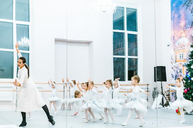 Впервые в балетной школе на ВДНХ стартуют занятия по йоге и народному танцу