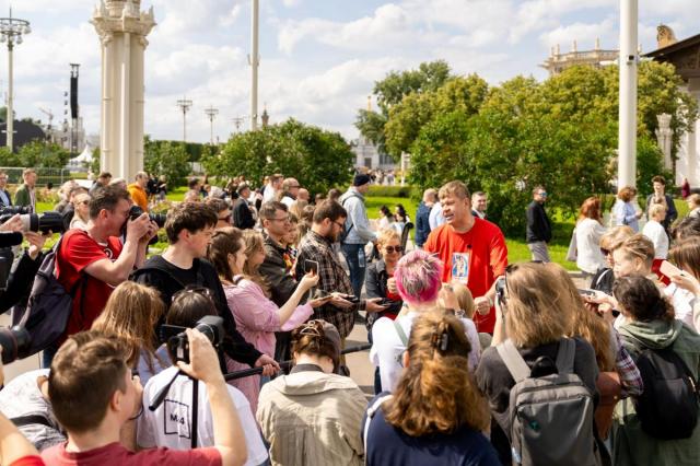 Дмитрий Губерниев провел авторскую экскурсию «Зеленый маршрут» по территории ВДНХ
