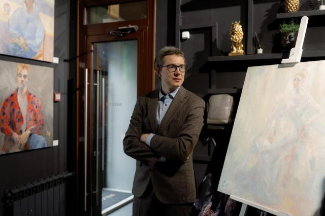 Московский художник Станислав Поликарпов представил свою первую персональную выставку «Образы современников» в Voo Coffee