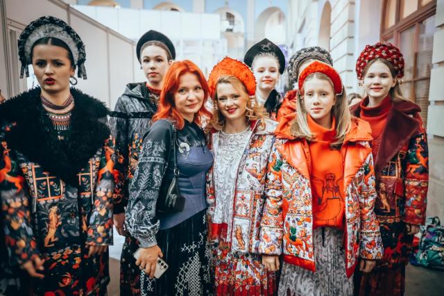 Душегрея пригласила гостей «Уникальной России» на «Масленицу» и «Вечорку»: Екатерина Копанова с дочкой открыли дефиле 