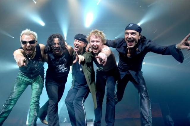 Музыканты Scorpions на концерте в Санкт-Петербурге подняли российские флаги