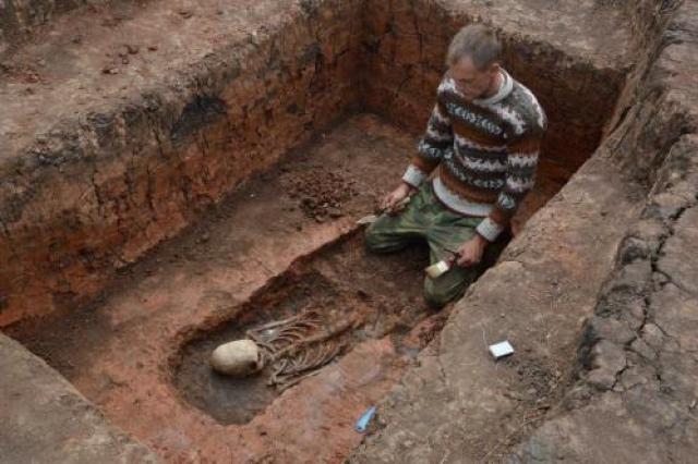 Археологи в Украине нашли женский скелет с ритуальными черными отметинами