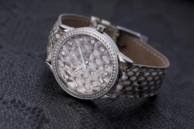  Женские серебряные часы декорированы змеиной кожей 
