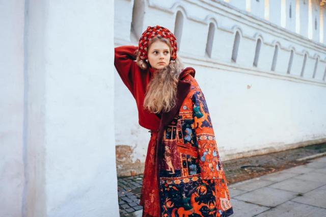 Царевна «Берендеева царства» из сказки «Огниво» открыла дефиле коллекции «Вечорка.ru» от бренда «Душегрея» Царевна «Берендеева царства» из сказки «Огниво» открыла дефиле коллекции «Вечорка.ru» от бренда «Душегрея»