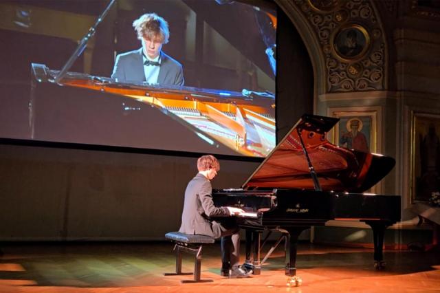 700 очарованных слушателей виртуозной классики: Лев Чефанов (фортепиано): соло & два рояля