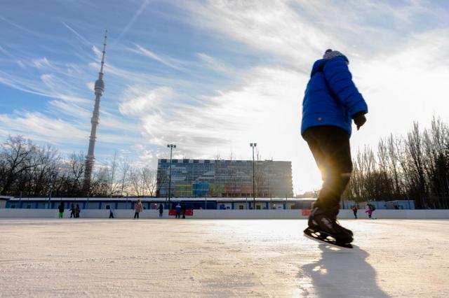 На катке в парке «Останкино» проходят регулярные тренировки по катанию на коньках 