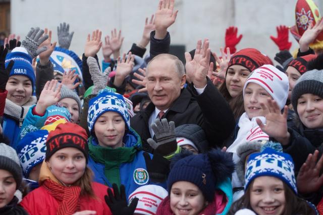 Путин пообщался с детьми после Кремлевской елки