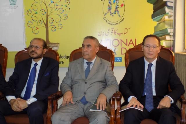 Посол Киргизии посетил Пакистанский книжный фонд