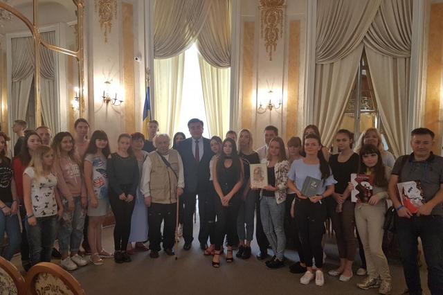 Посол Киргизии на Украине презентовал сборник Чингиза Айтматова