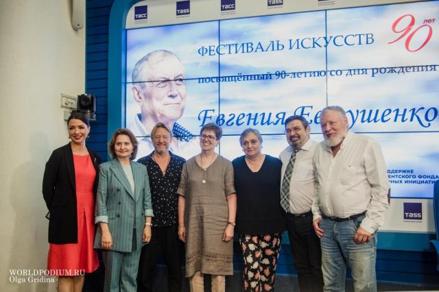 В ТАСС состоялась пресс-конференция, посвященная выставке "Роман с жизнью. Шедевры из коллекции Евгения Евтушенко"