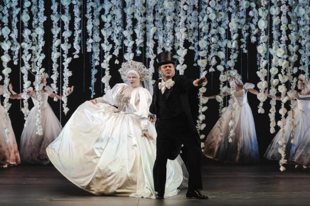 «В мире идеальном, где гармония реальна»: премьера искромётной комедии «Женитьба Бальзаминова» в постановке Сергея Газарова в театре «Современник»