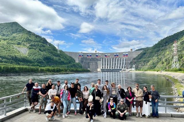 Во время гастролей в Хакасию артисты и сотрудники Театра Маяковского увидели крупнейшую в стране Саяно-Шушенскую гидроэлектростанцию