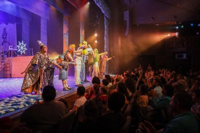 В Театре Олега Табакова сыграли благотворительный спектакль «Голубой щенок» 