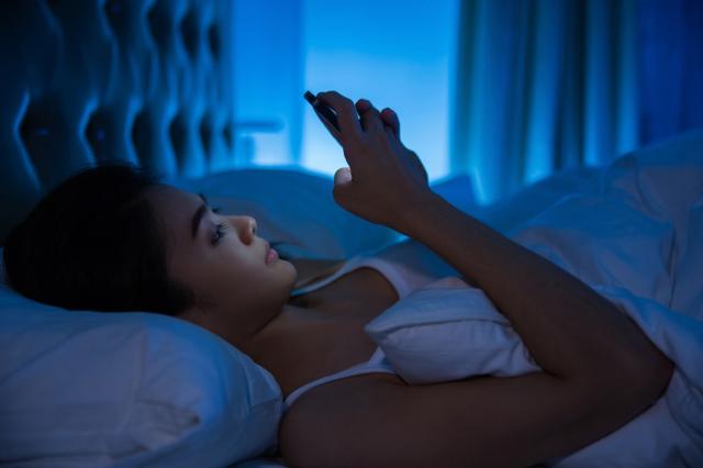 Люди стали меньше спать из-за смартфонов