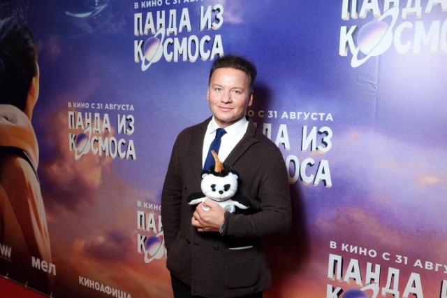 Александр Олешко, Анна Банщикова с дочерью, Александр Метелкин с семьей на премьере фильма "Панда из космоса" 