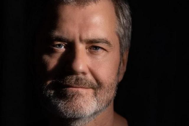 Поэт-песенник Константин Арсенев – про то, что объединяет бабушкины пирожки и добрые песни без химической аранжировки, и почему и то, и другое так важно молодежи