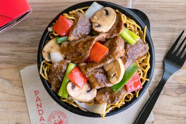 Китайская еда родом из Америки: Panda Express открыла первый ресторан в Москве