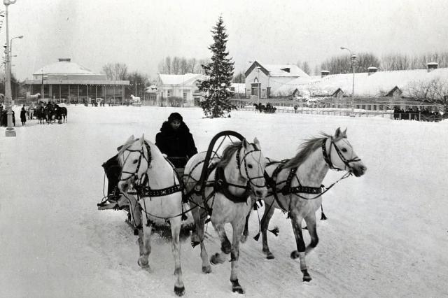 Новогодние праздники на катке: ВДНХ рассказывает о традициях зимних сезонов разных лет