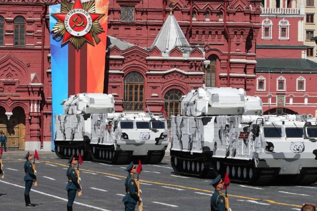 В Москве прошел военный парад