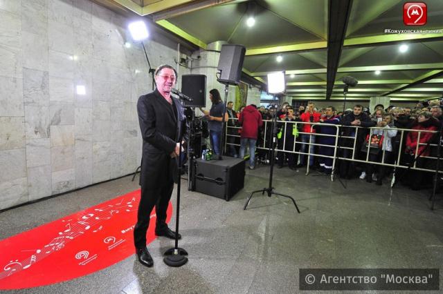 Григорий Лепс спел "Рюмку водки на столе" в московском метро