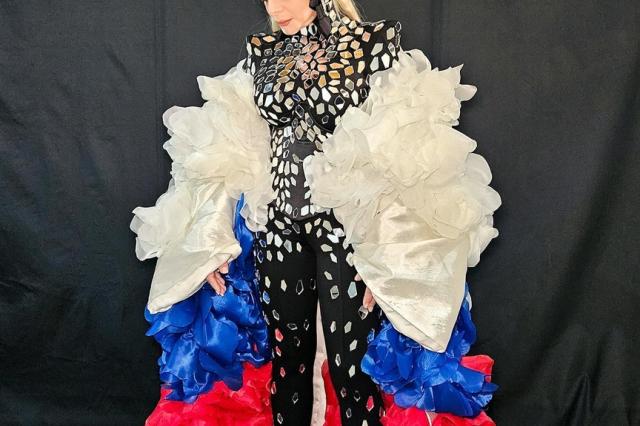 Лариса Долина приняла участие в модном показе в роскошном платье в цветах Российского флага