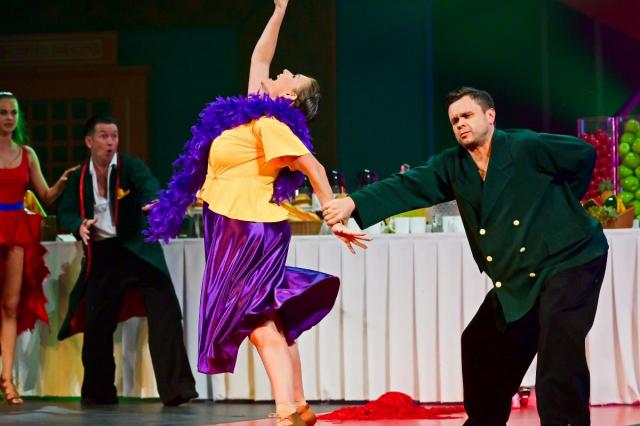 На премьере шоу «История в отеле» в Театре Эстрады гости не смогли удержаться от танцев  