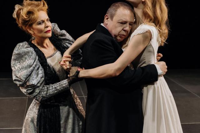 Премьера спектакля «Дядюшкин сон» откроет новый сезон на Основной сцене Театра Гоголя