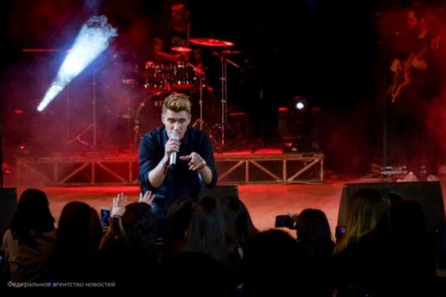 Алексей Воробьев выступил с трехчасовым благотворительным концертом в Луганске