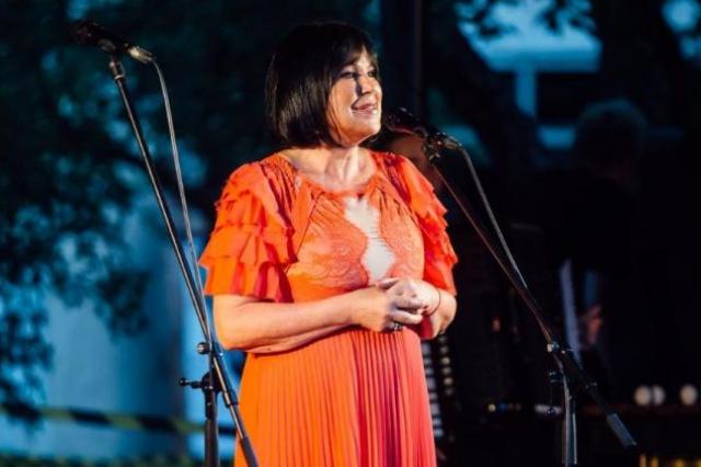 Инесса Галанте подарила рижанам бесплатный концерт в квартале Калнциема