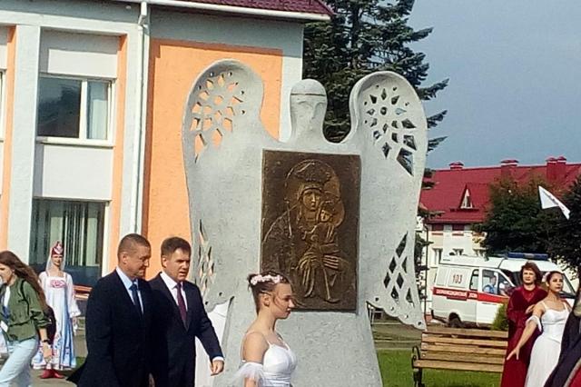 В белорусских Белыничах открыли скульптурную композицию "Явление иконы"