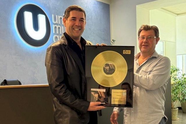 Компания UMG наградила Александра Ломинского золотым диском за сто миллионов прослушиваний на стриминговых платформах