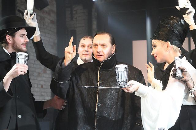 «Жизнь, я требую сатисфакции!» - премьера спектакля "Самоубийца" в Театре Вахтангова
