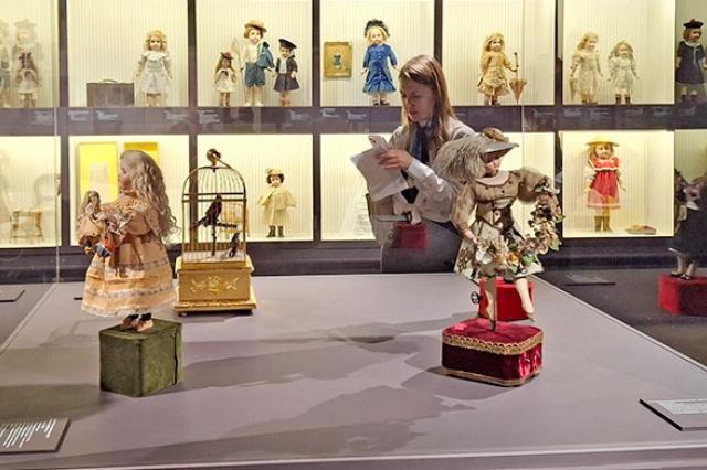 Музей изобразительных искусств имени А.С. Пушкина представил  выставку «Августейшие. Куклы»