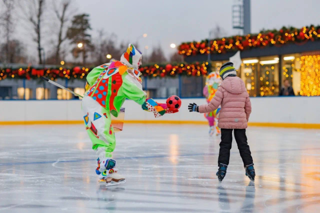Каток стадиона «Огонёк» в музее-заповеднике «Царицыно» приглашает на вечернее катание