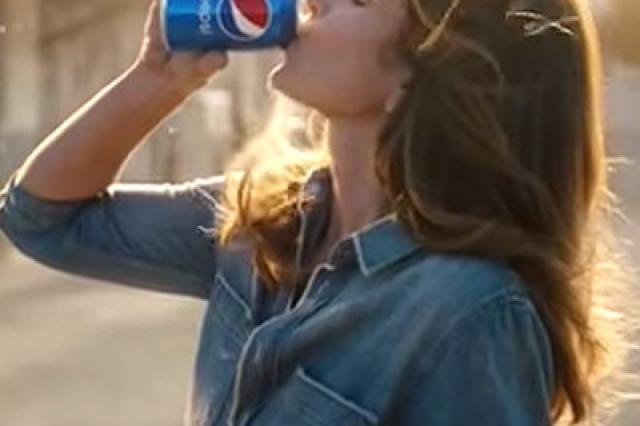Синди Кроуфорд вновь пересняла рекламу Pepsi 1992 года